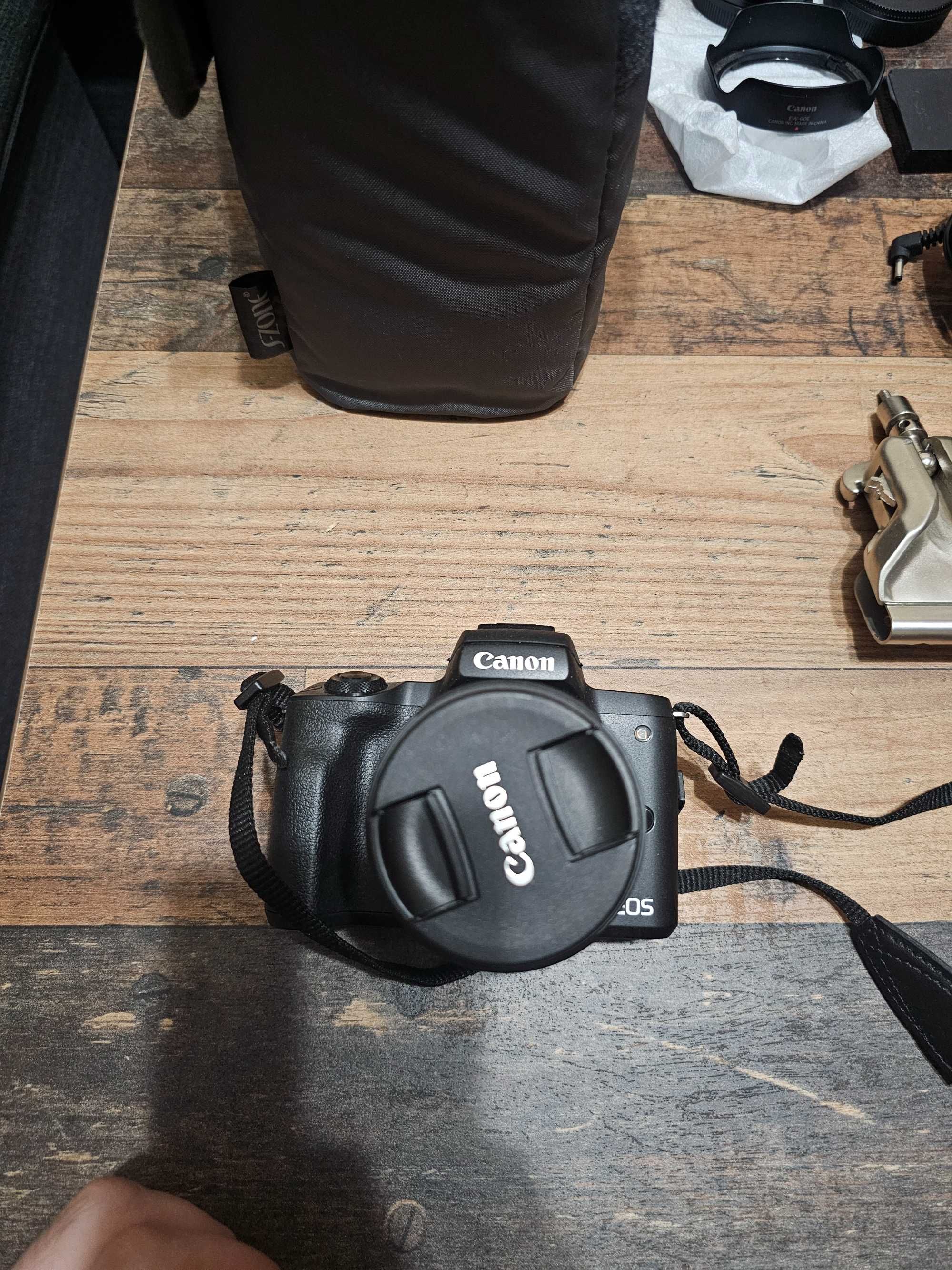 Canon EOS M50 с 2 обектива, калъф и други аксесоари.