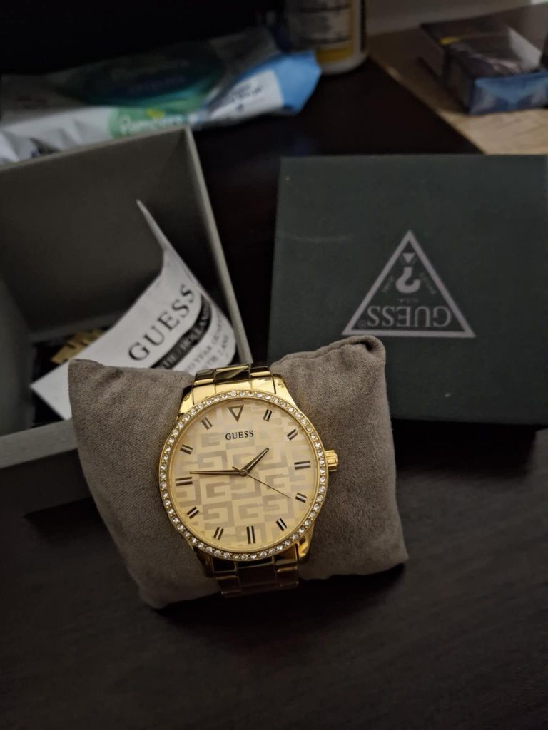 Часовник Guess с кристали