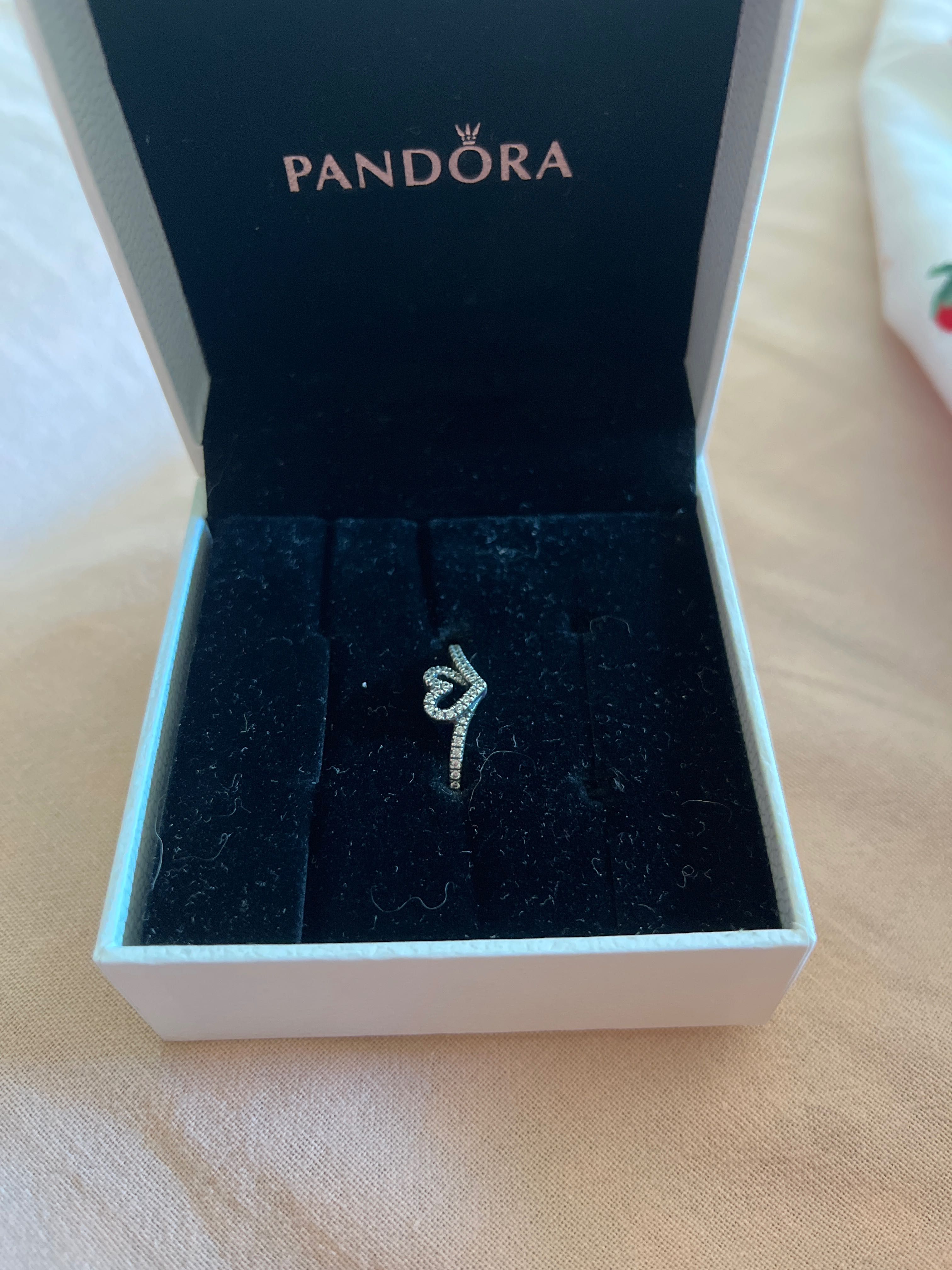 Продавам пръстен Pandora
