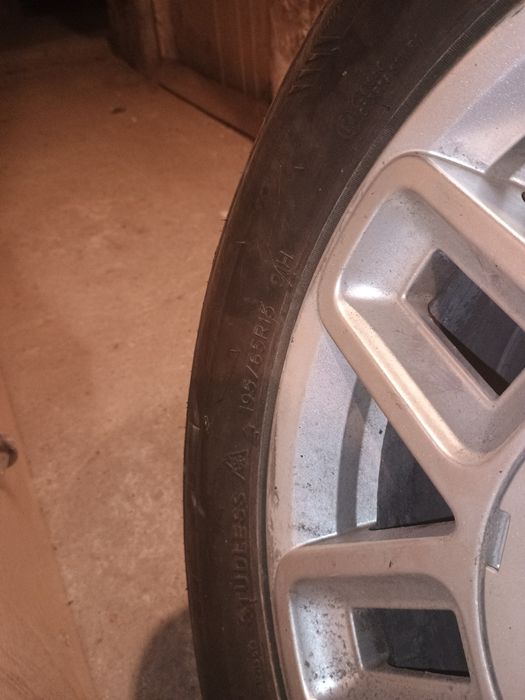 4 броя зимни гуми 195/65/15 + алуминиеви оригинални джанти