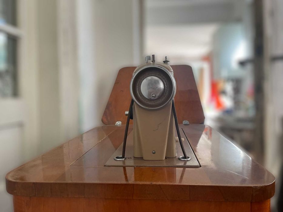 Mașină de cusut vintage UMC Cugir M.M.3 (1965) cu dulăpior original