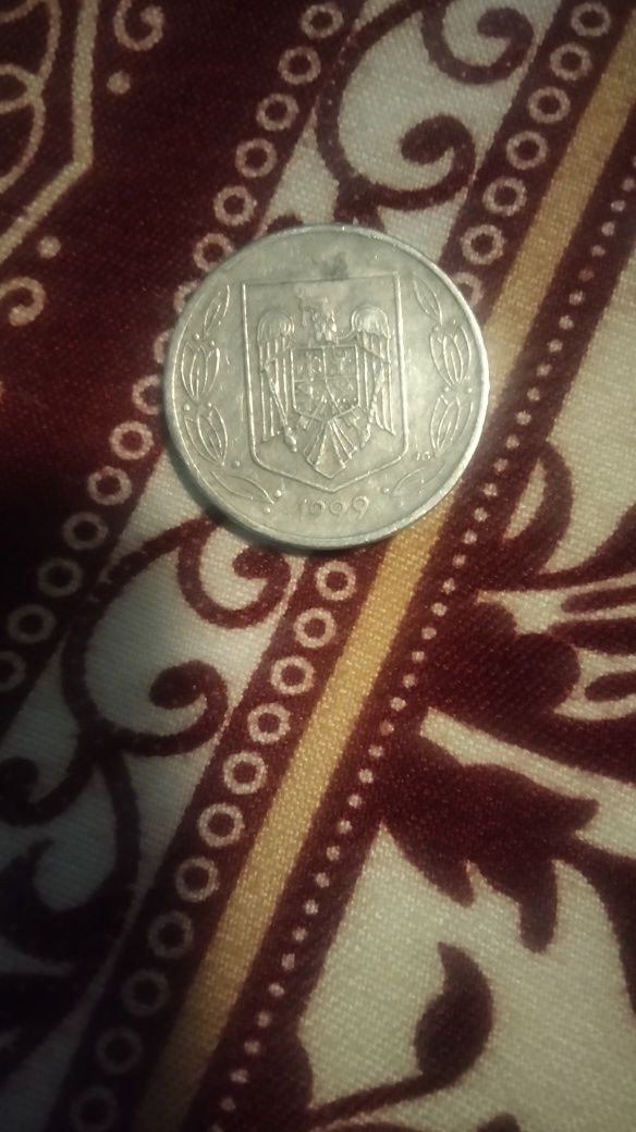 Vând moneda de 500 lei din anul 1999 în căutarea de colecționari