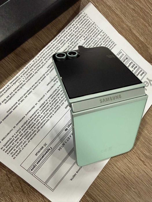 Samsung Z flip 6 Mint