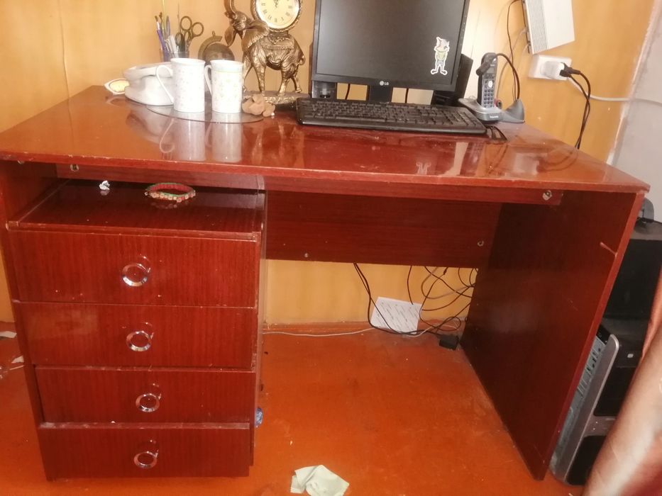 Письменный стол с тумбочкой