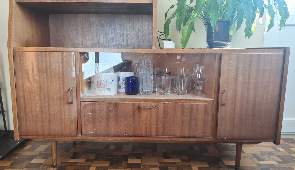 Скрин с витрина, две вратички и чекмежде