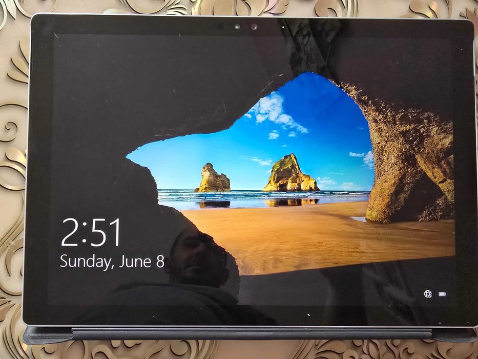 Microsoft Surface 4 pro i5 6th/4GB  RAM 128 GB SSD