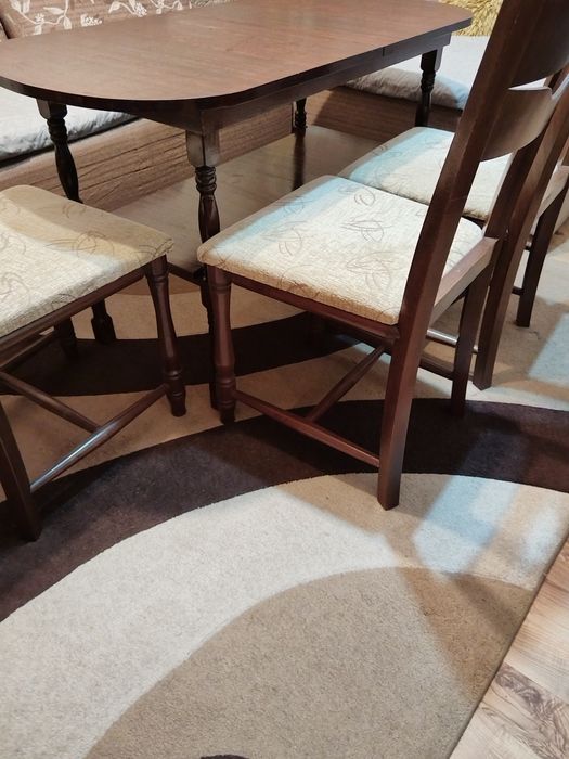 Маса разтегателна цвят орех със струговани крака и 3 стола