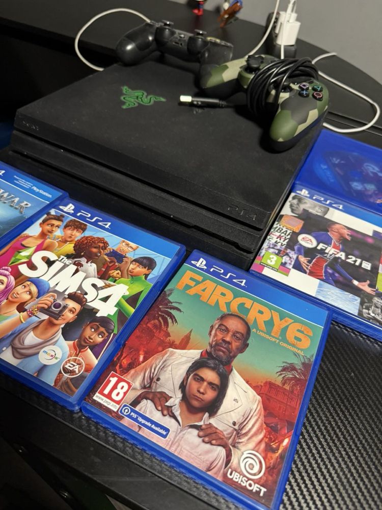 PS4 PRO 1T ,върви с четири игри и два джойстика