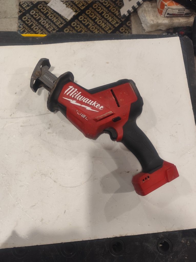 Безчетков акумулаторен саблен трион Милуоки Milwaukee M18 FHZ