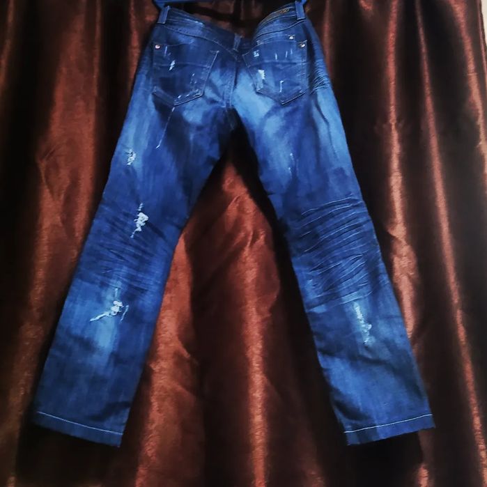 Скъсани дънки, 28