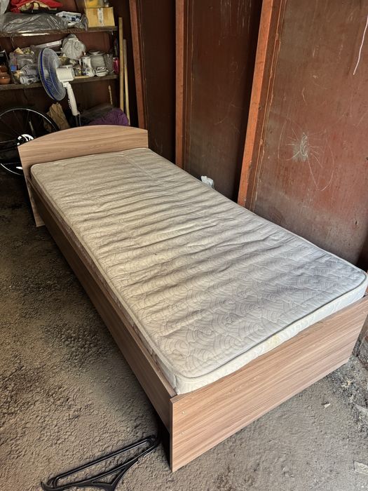 Кровать, усиленная, с матрасом. В хорошем состоянии. САМОВЫВОЗ!