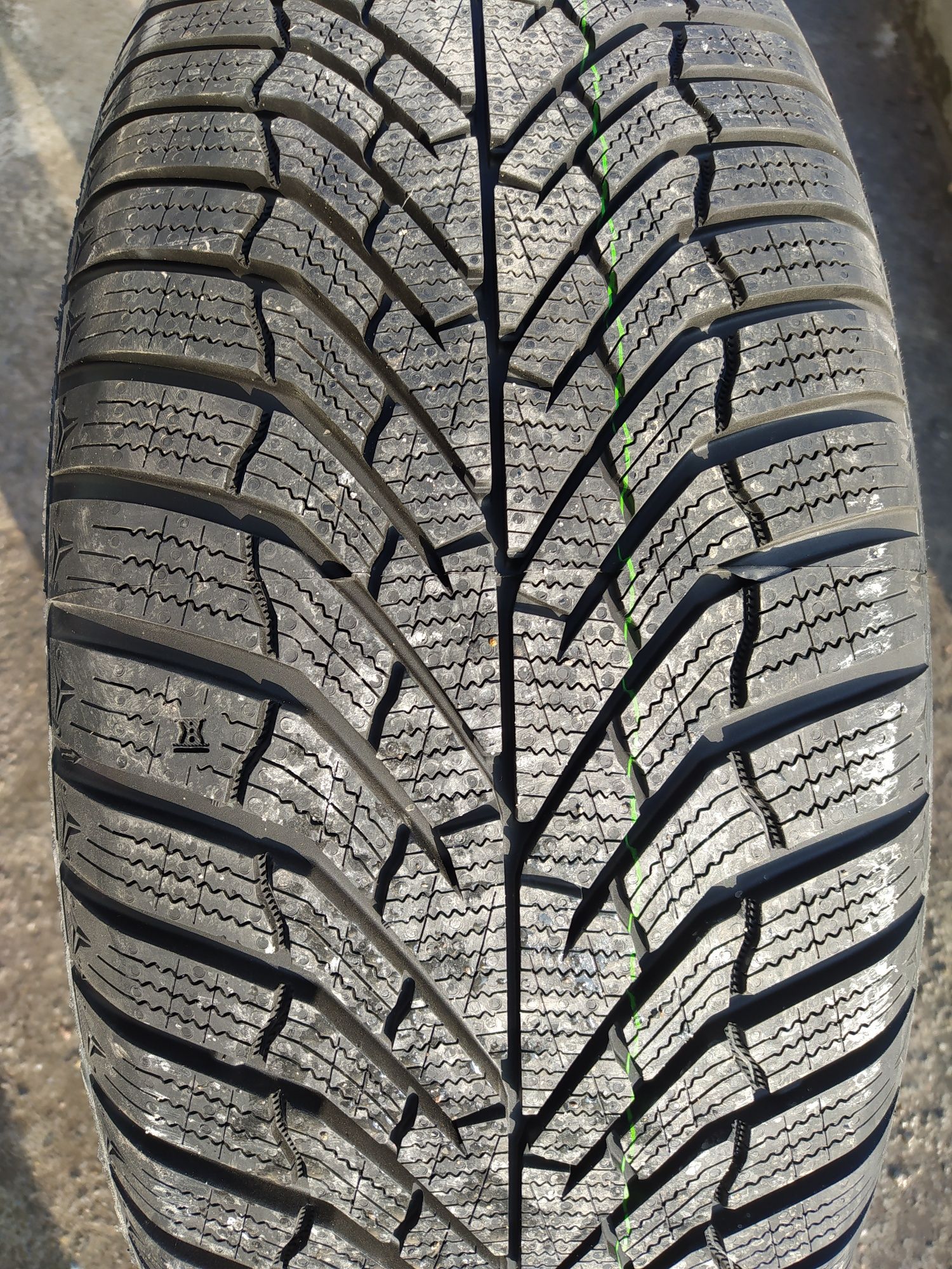 Kumho 225/55R18 WP52