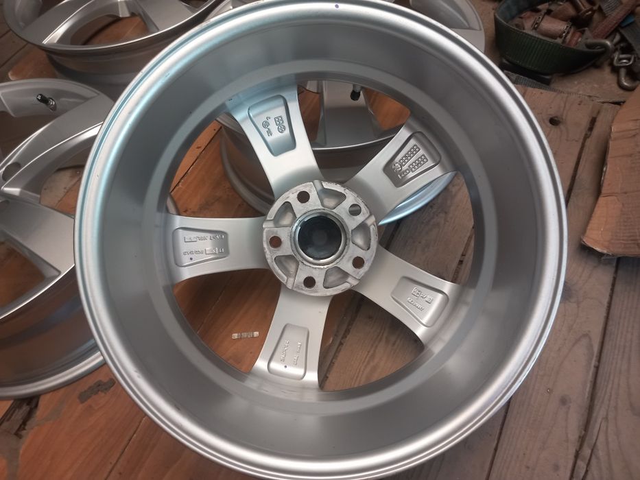 Jante r17 5x114.3 et 50 cb 67.1 mazda toyota Hyundai kia nissan etc