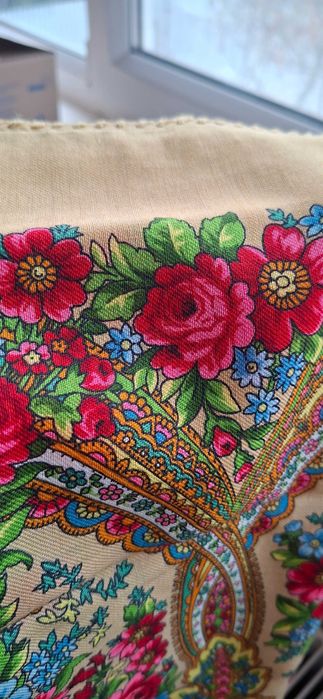 Esarfa colorata, de dimensiune aprox 100cmx100 cm