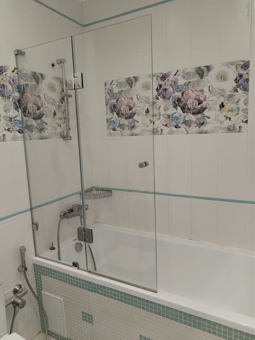 Продам стеклянную шторку для ванны