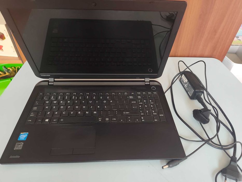 Vând 3 laptopuri utilizate dar functionale: Toshiba și 2 HP