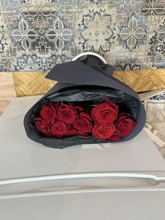 Роскошный букет красных роз в стильной упаковке
