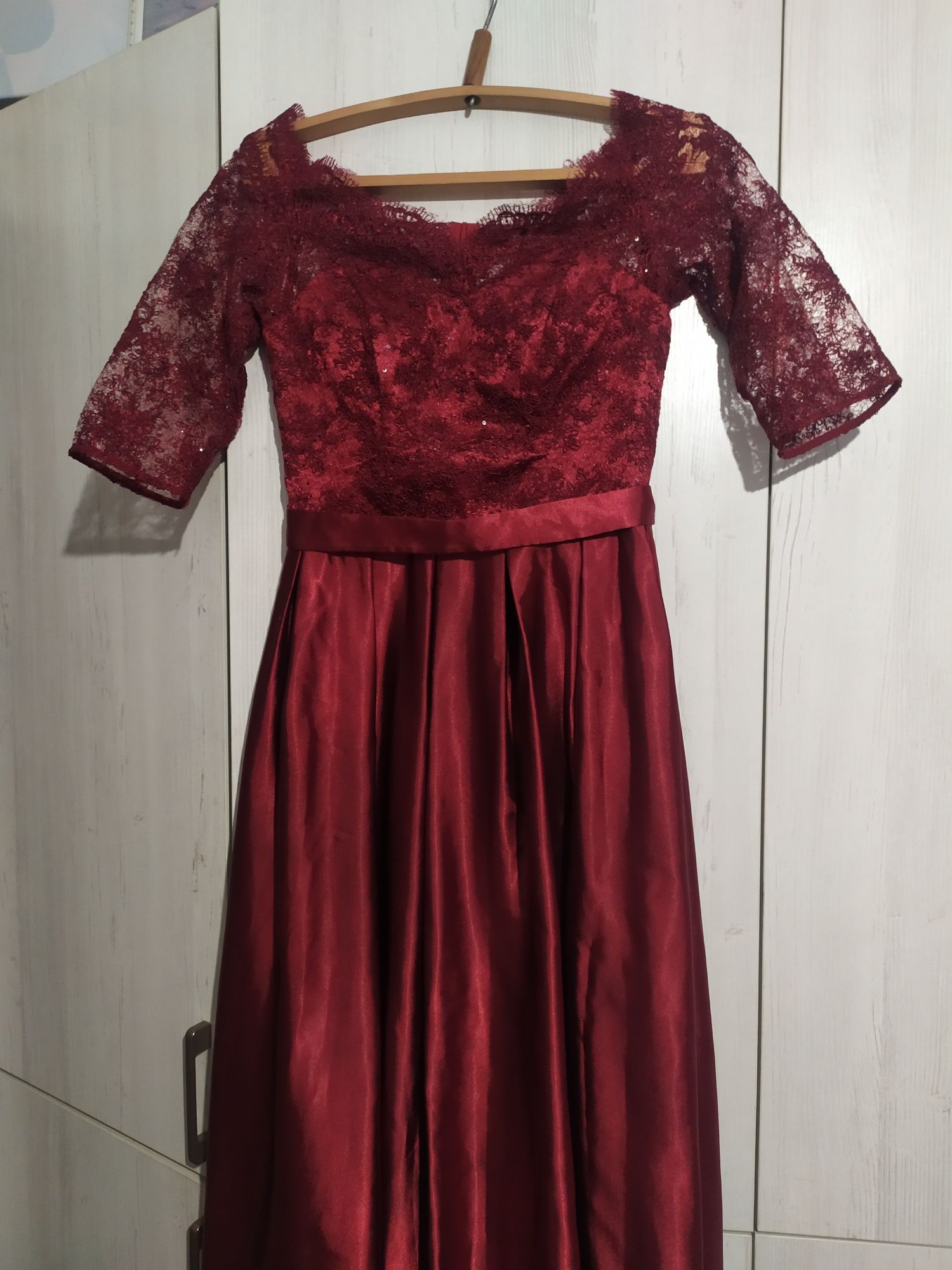 Срочно продам бордовое (красное) вечернее платье 42 размер