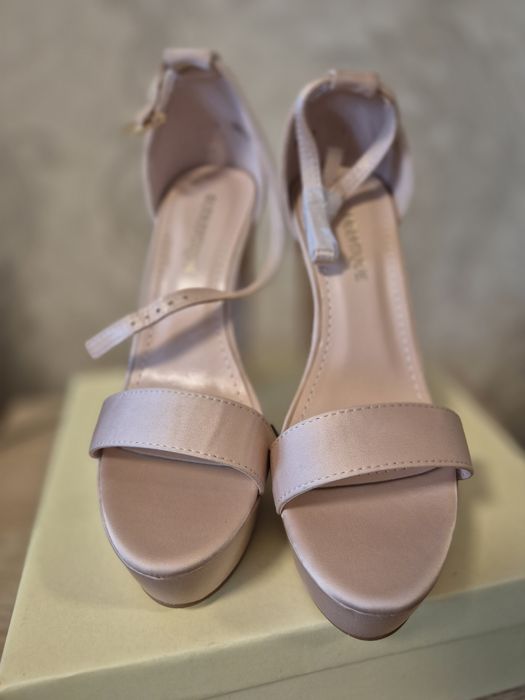 Sandale cu platforma