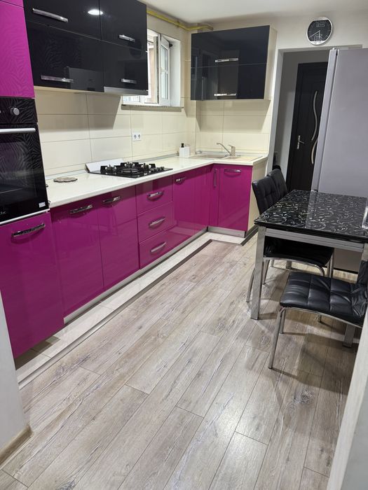 Inchiriez apartament cu 3 camere str. Primaverii