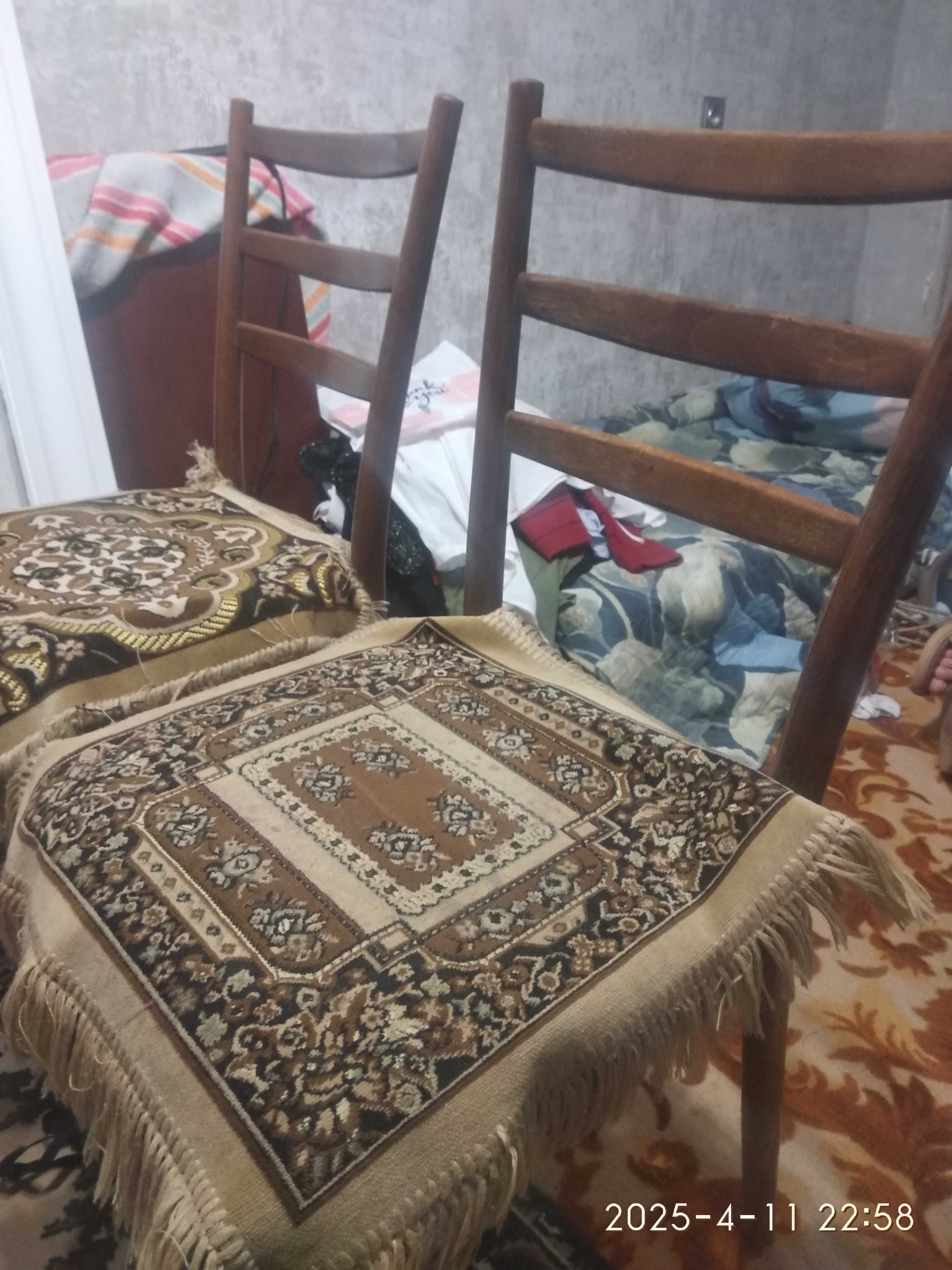 Продаётся стол палированный раздвижной и шесть стульев