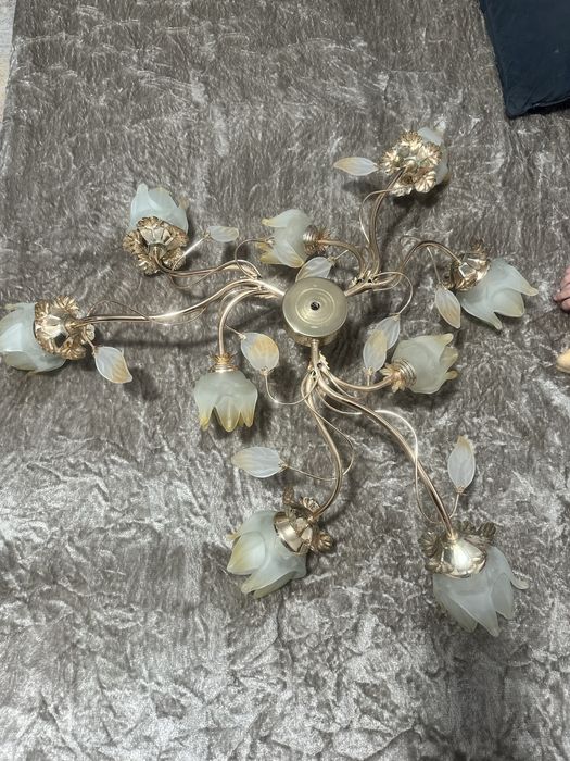 Продам элегантную потолочную люстру с плафонами в форме цветков
