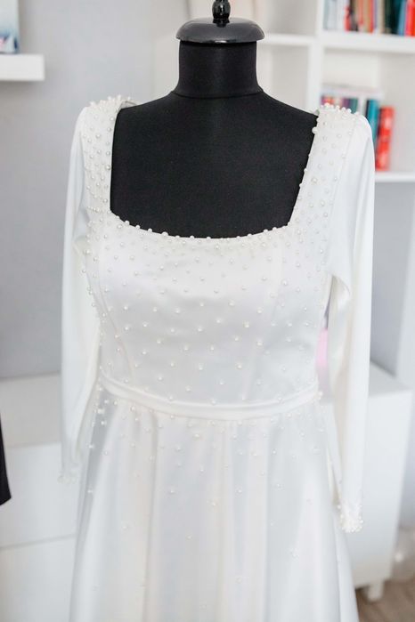 Rochie mireasa cu perle si trena + voal lung