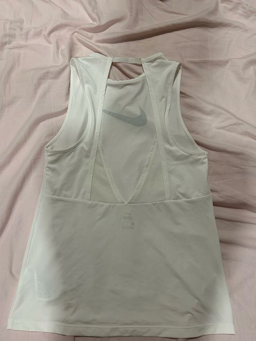 Дамски спортен потник Nike с гола част отзад на гърба