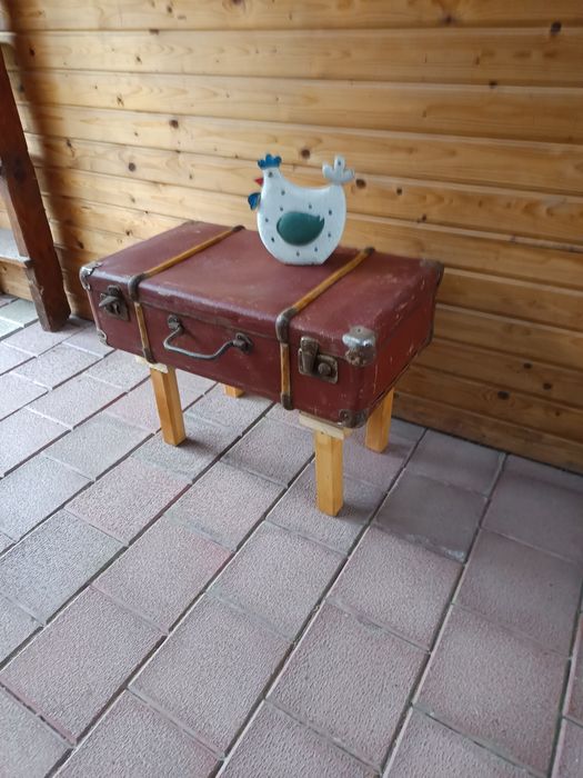 Valiza transformată în comoda sau  masuta