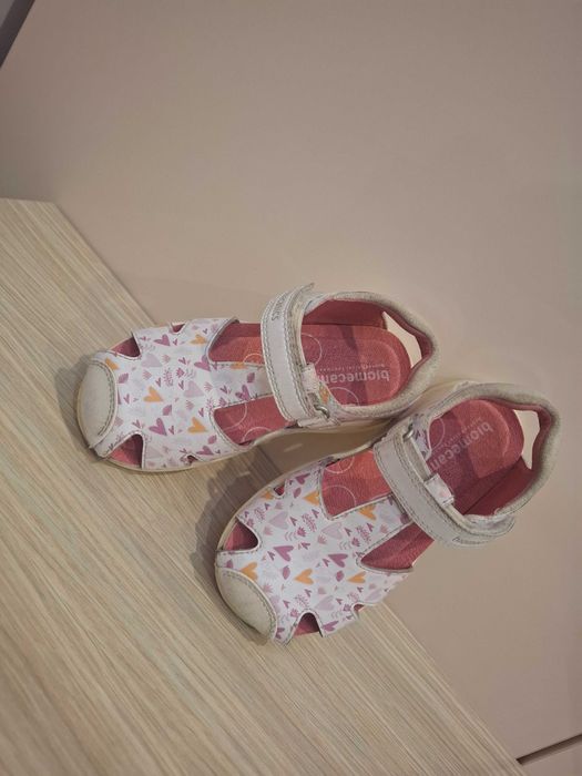 Обувки за момиченце.