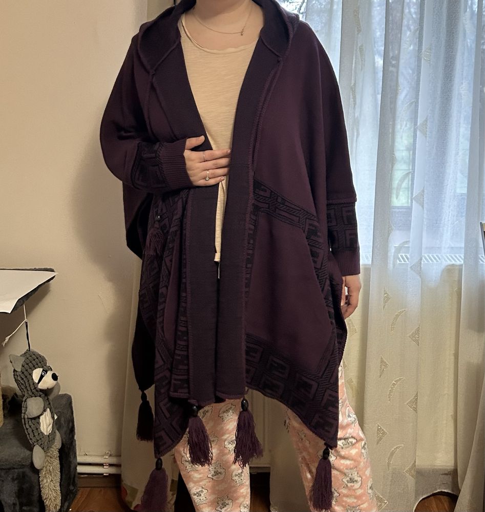 Poncho mov cu imprimeu si gluga, cu maneci si ciucuri XL si XXL