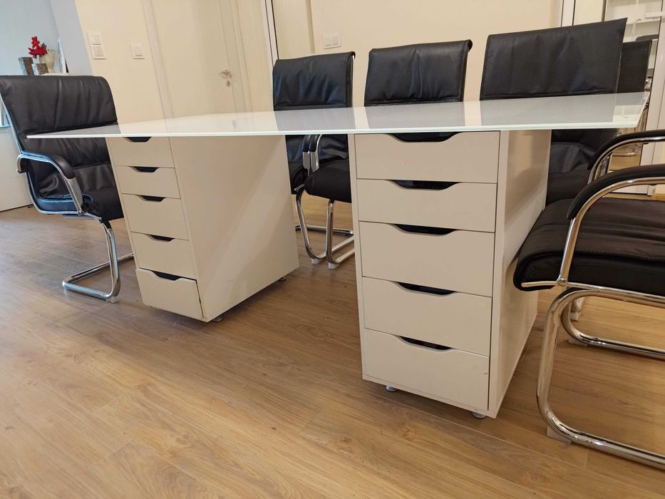 Офис столове: посетителски от естествена кожа и работни от еко кожа