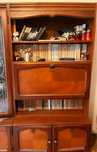 Bibliotecă living din lemn masiv nuc