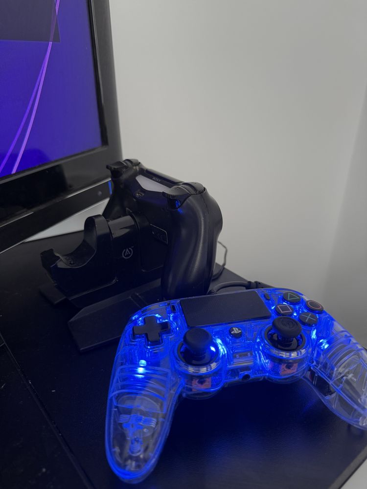 ПРОДАВАМ PS4 FAT със 15 игри + 2 игри вътре в плейстейшъна