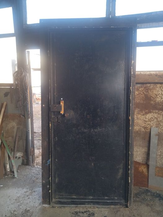 продам железные двери  бу можна на частныи дом,  можем закрыть тамбур