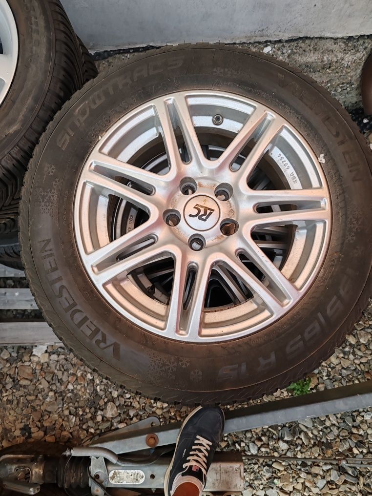 Jante cu cauciucuri de iarna de Toyota prius 195/65r15