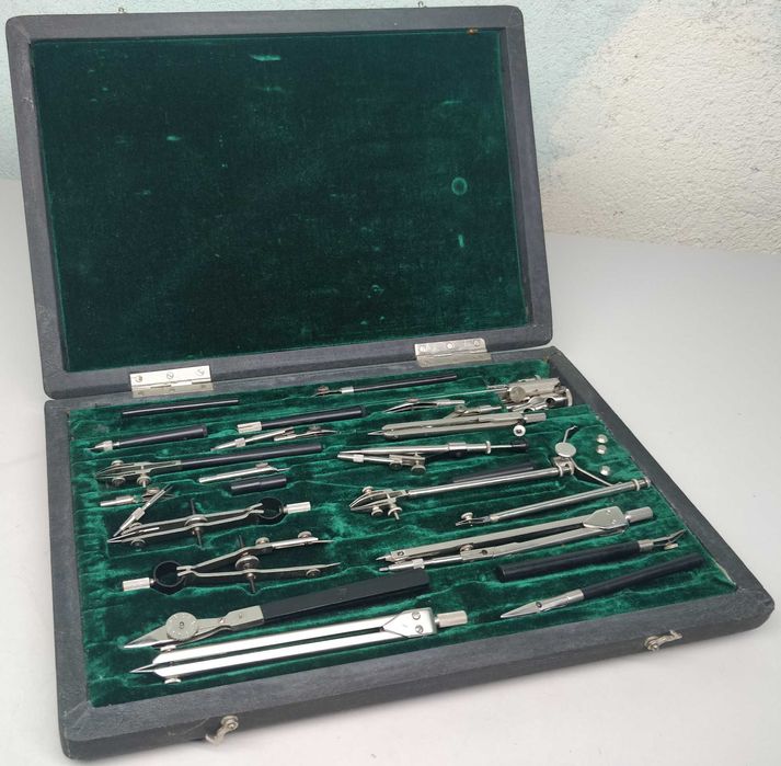 Комплект чертожни инструменти, пергели, транспортири, тушовки, куфар