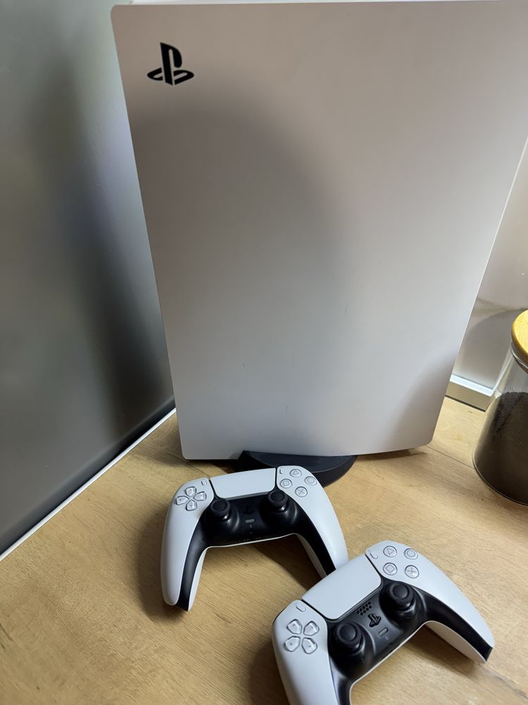 PS 5, пользовались месяц , есть 2,3 игры.