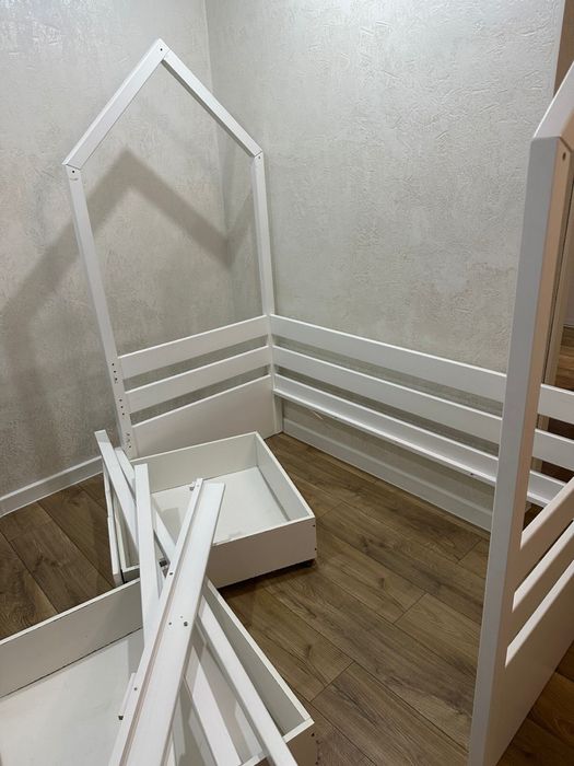 Детская кровать с выдвижными полками