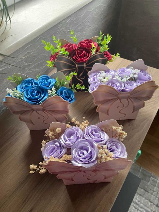 Ръчно изработени букети от сатенени панделки и восък.