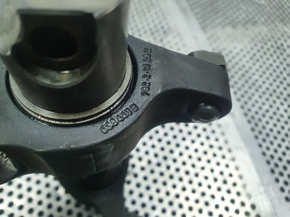 Rampa culbutori injectoare  AUDI A4 II Avant 8E5, B6 2000 - 2005 1.9 TDI AVF, AWX 038109527AF