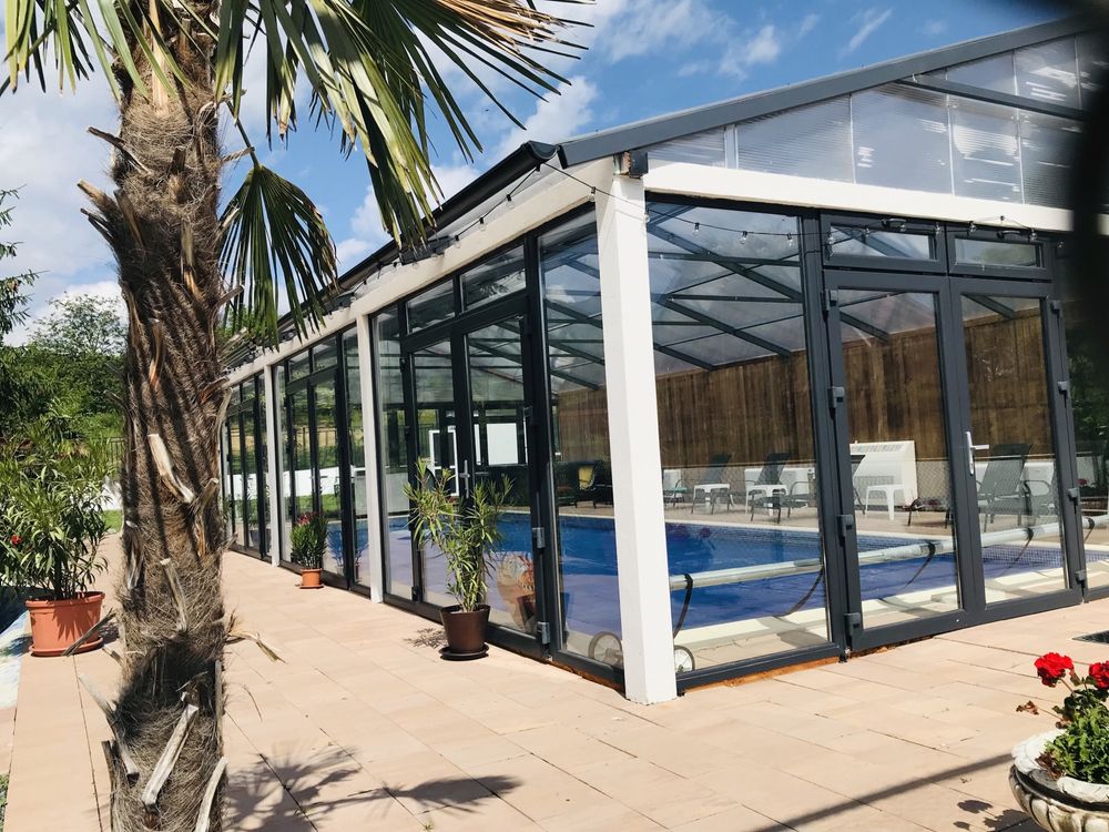 Cabana cu piscina, jacuzzi, sauna si teren sport