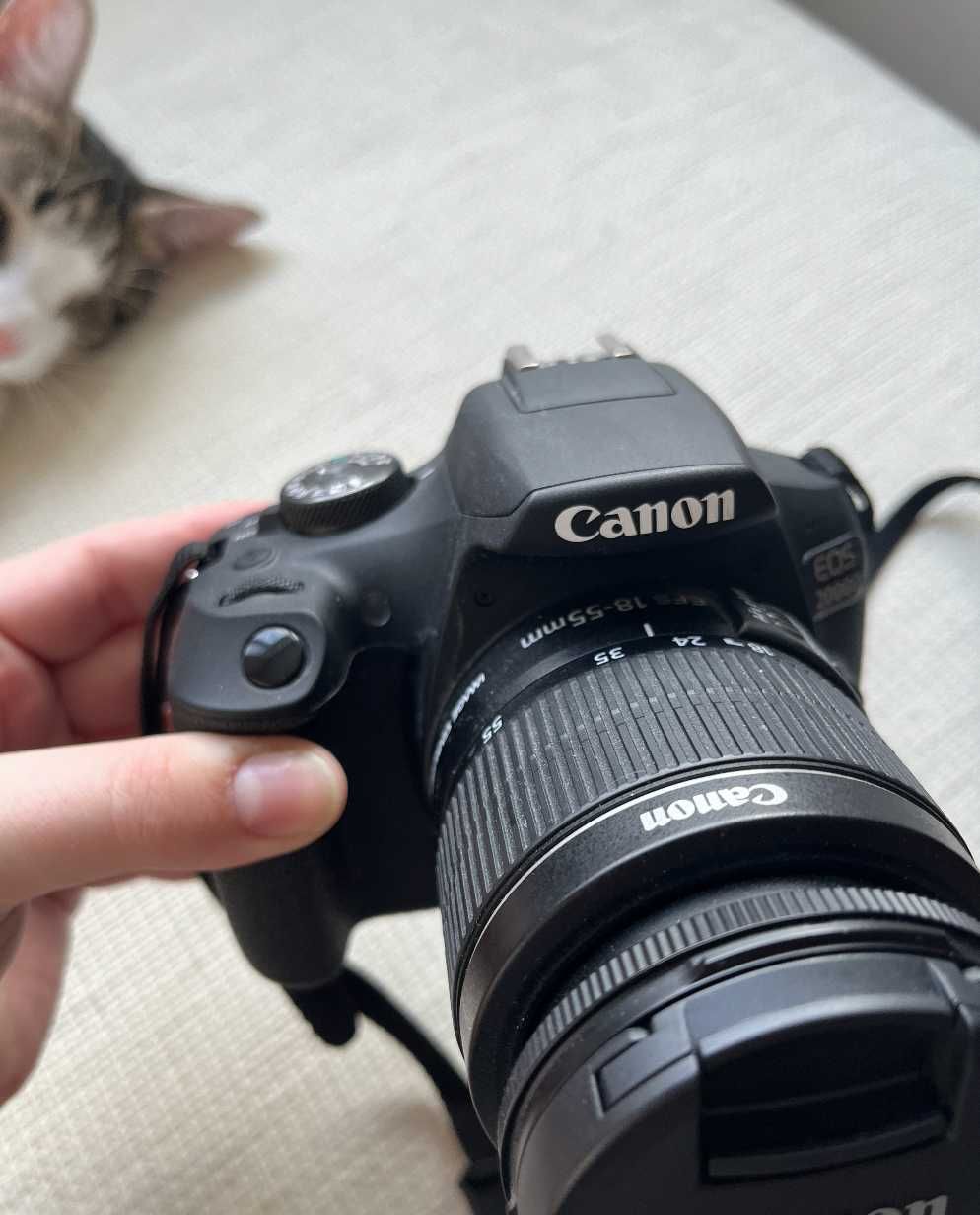 Фотоапарат DSLR Canon EOS 2000D, Черен + Обектив + карта памет 64GB