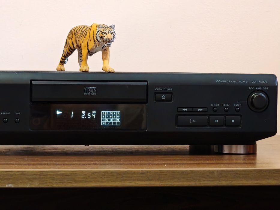 Sony CDP-XE 200. Cd player superb. Date tehnice mari. Preț fix !!