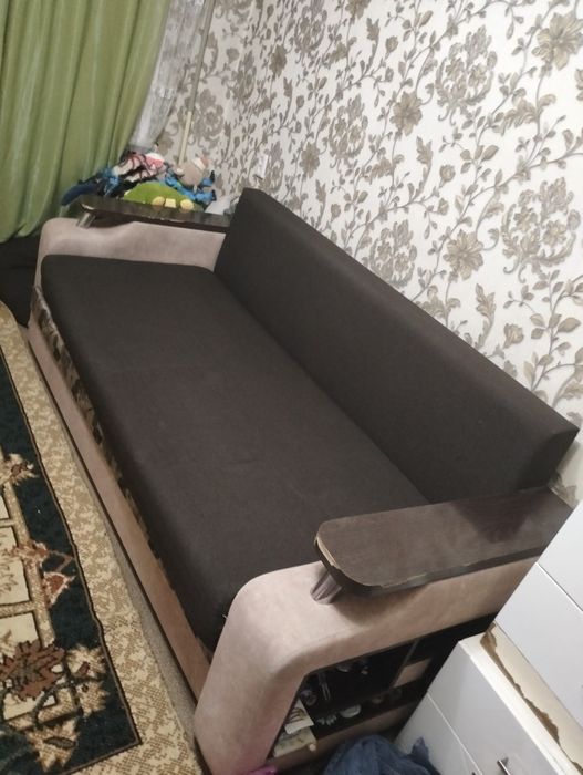 Диван екі кресломен