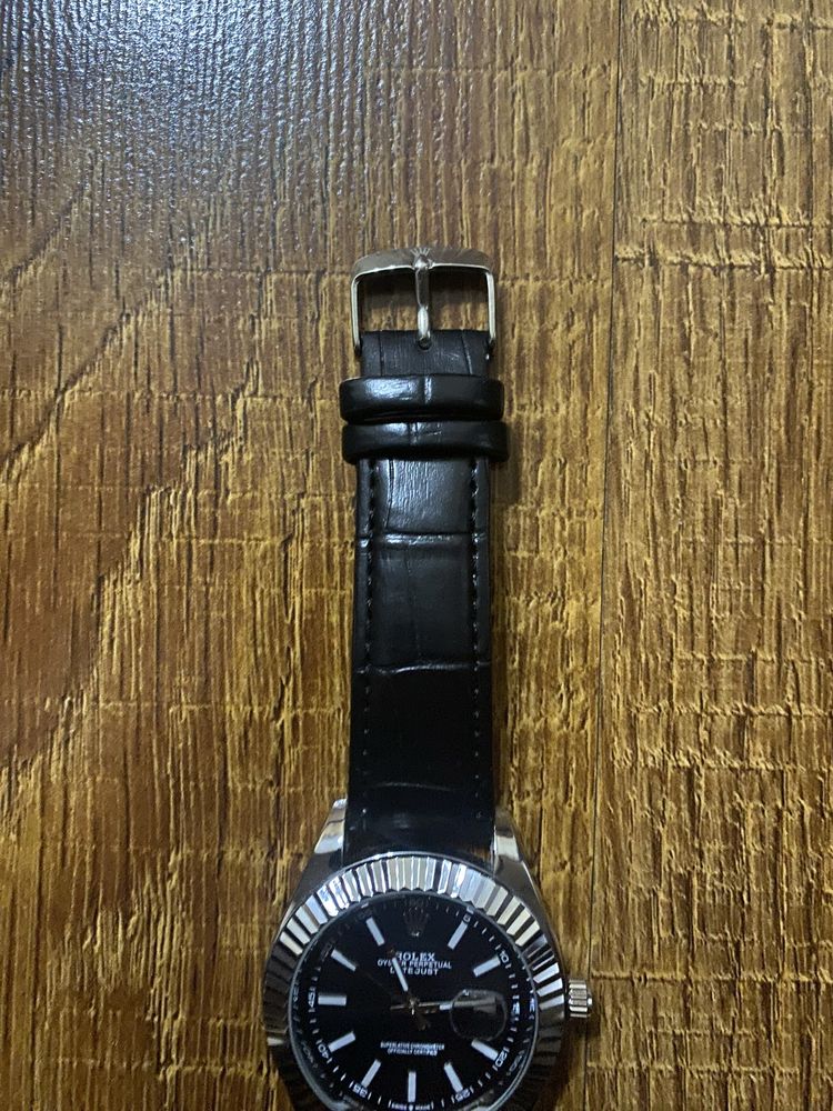 Rolex soat sotiladi
