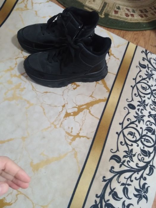 Кроссовки женские  чёрные новые один раз одевали
