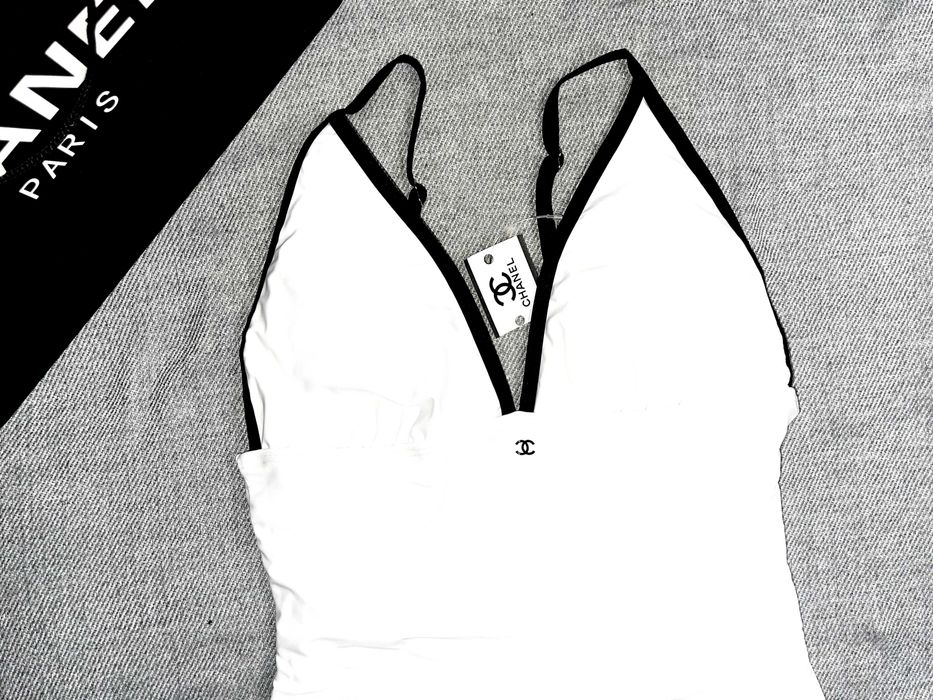 бял бански шанел с подплънки и черни презрамки топ chanel цял черен