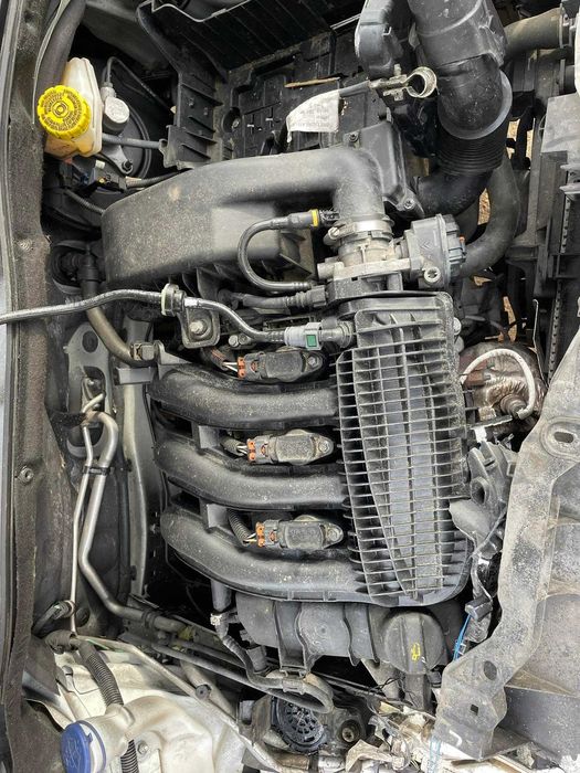 Пежо 208 1.2 бензин 2015г.