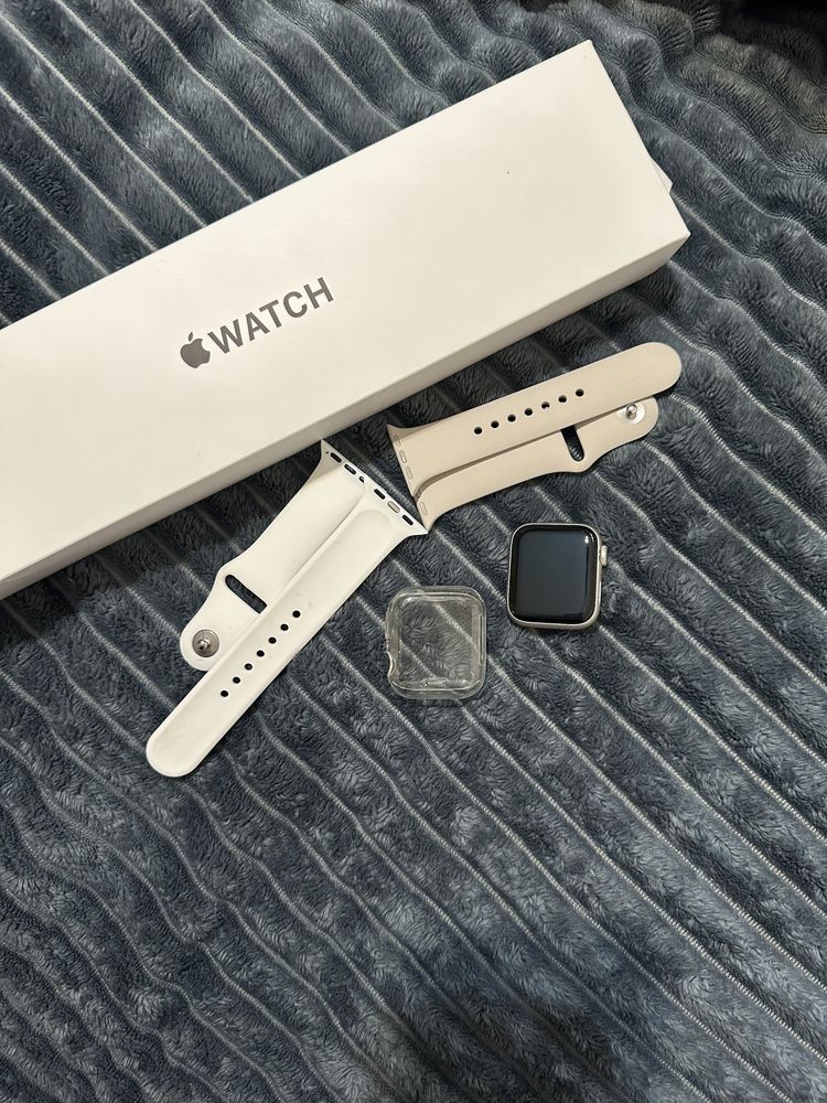 Смарт-часы Apple Watch SE 2 Gen (2022) 40 мм starlight-бежевый и белый